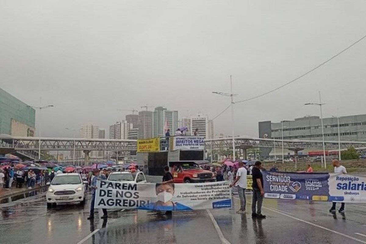 Servidores municipais realizam protesto em Salvador