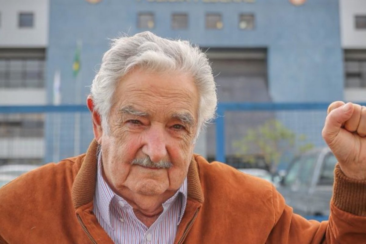 Eleitores elegem Mujica para senador no Uruguai