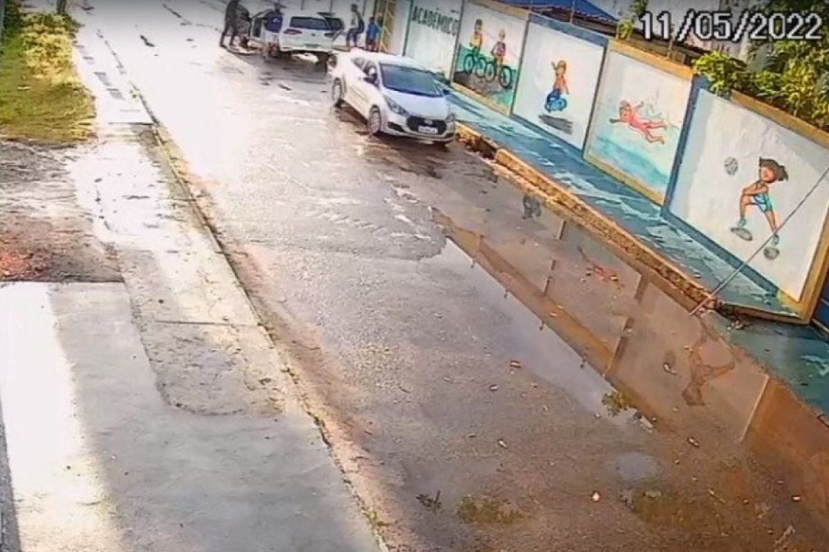 Pai é assaltado ao deixar filhos em escola de Lauro de Freitas