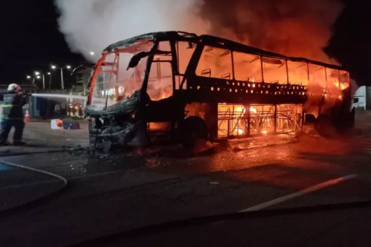 Ônibus de viagem pega fogo após passageiro fumar em banheiro