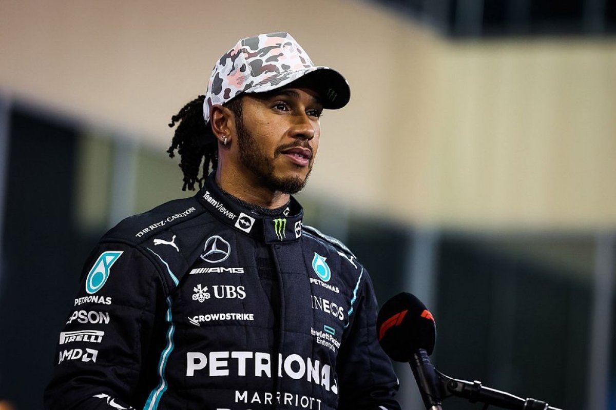 Hamilton diz que não vai cumprir prazo para tirar piercing