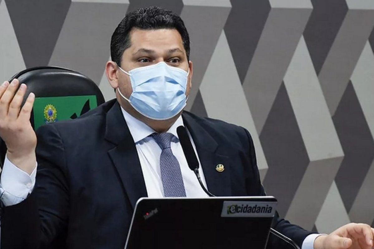 Alcolumbre recebe alta após cirurgia por abcesso intestinal