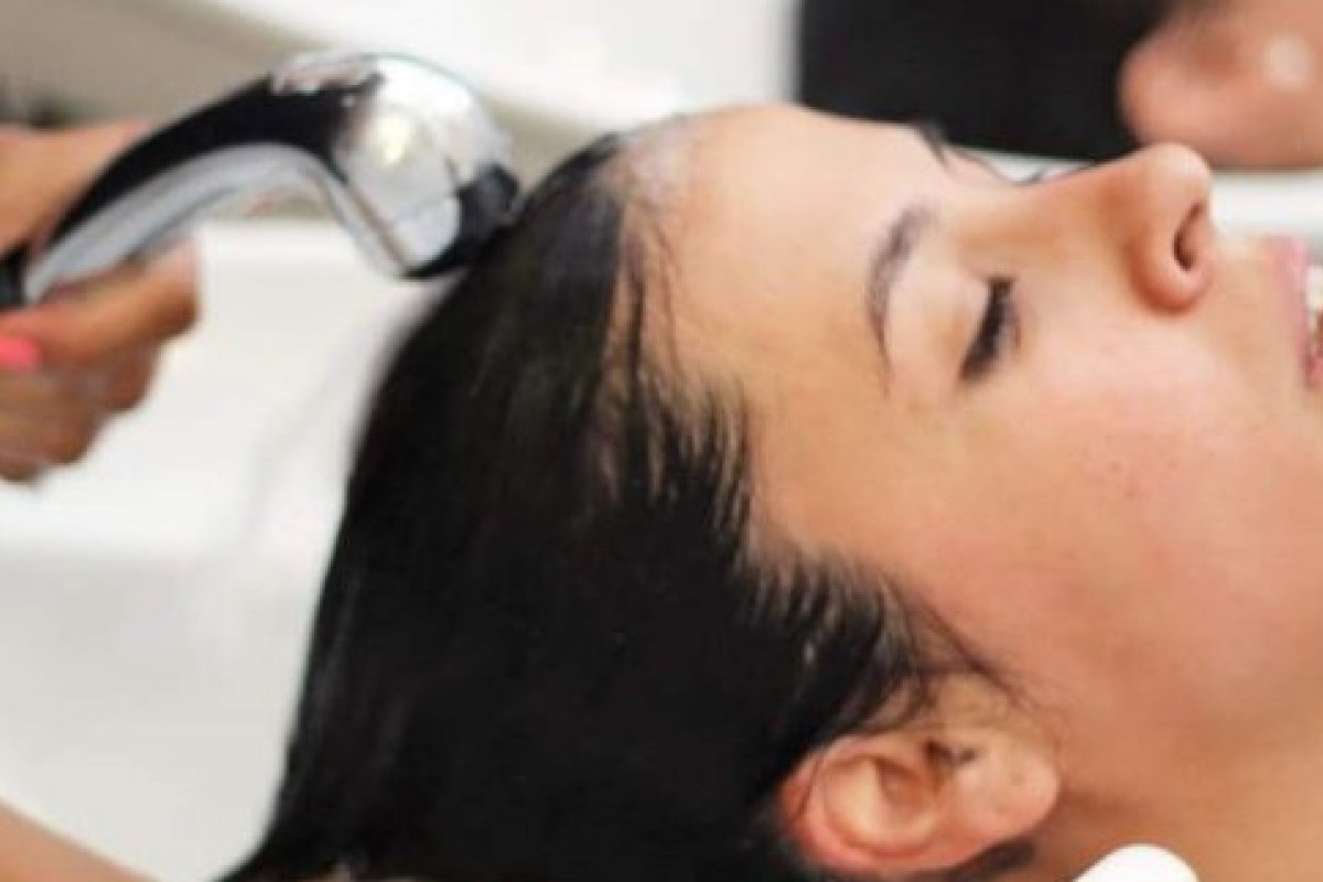 Hairstylist Sandra Zapalá te ensina o “beabá” para o uso correto dos óleos finalizadores para cabelos