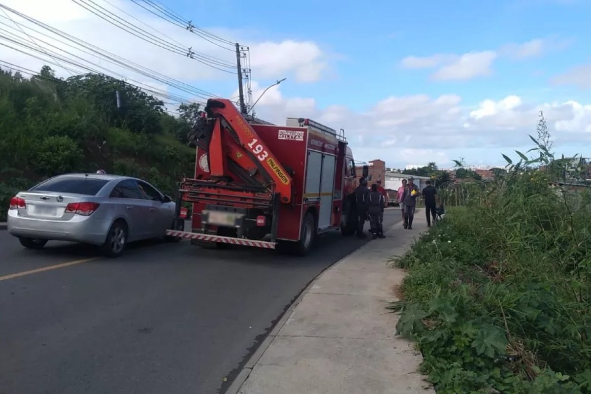 Carro cai em ribanceira na região da Estrada Velha do Aeroporto, em Salvador