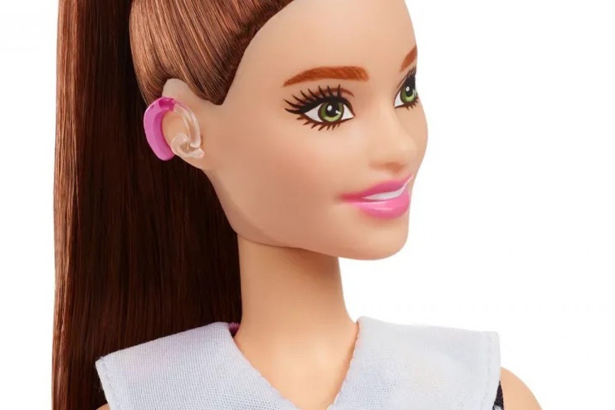 Barbie lança sua primeira boneca com aparelhos auditivos no mês de junho 