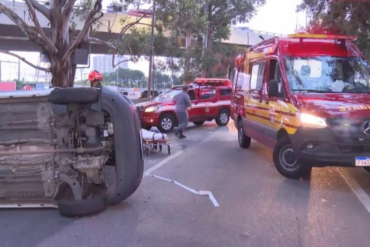 Mulher capota carro após tentar desviar de corpo na Marginal Tietê
