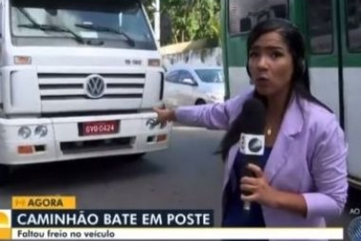 Vídeo: Repórter da TV Bahia é atingida com faísca de poste ao vivo e se assusta