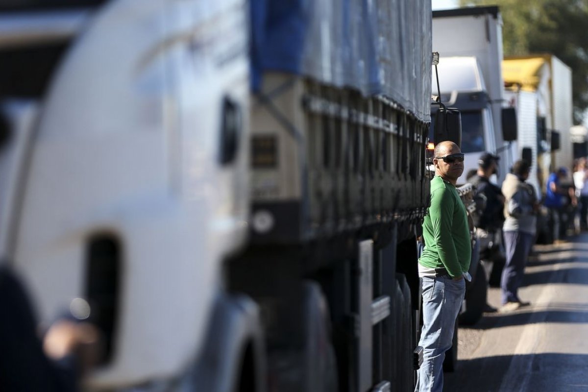 Caminhoneiros decidem se farão greve nacional, após alta do diesel