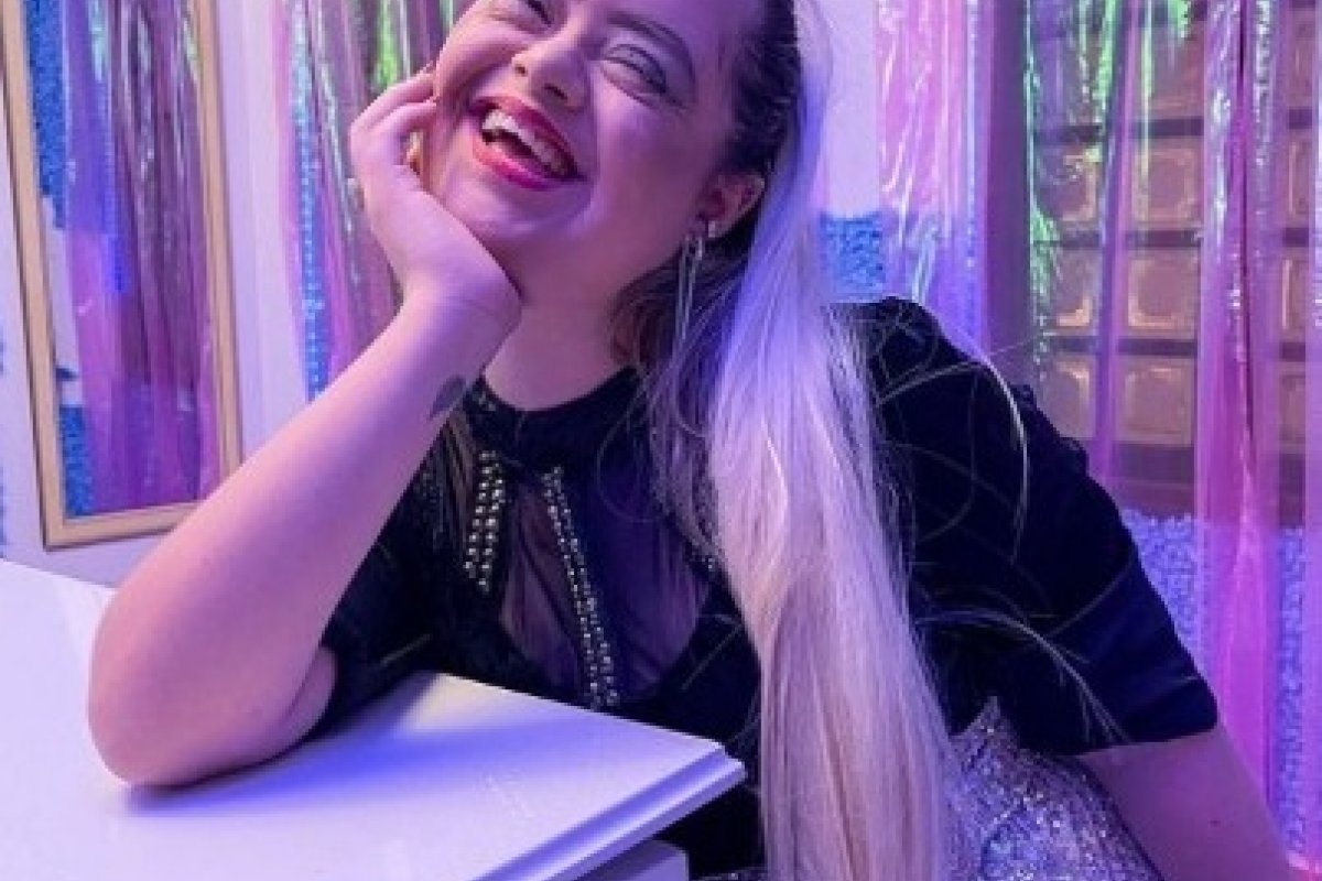 Cacai Bauer, influencer com síndrome de Down, participa de reality show