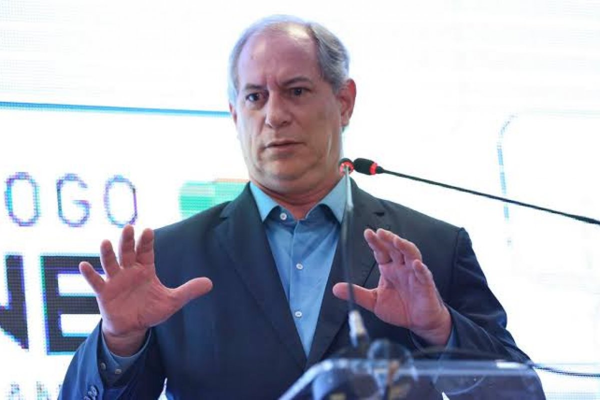 Ciro Gomes só aceita conversar sobre frente ampla para defender a democracia "e mais nada"