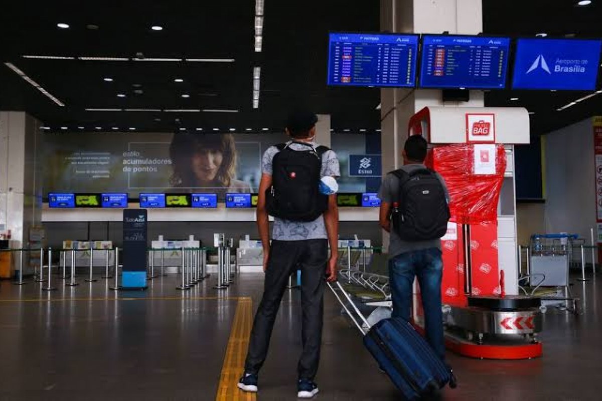 Anvisa mantém obrigatoriedade de máscara em aeroportos e aviões 