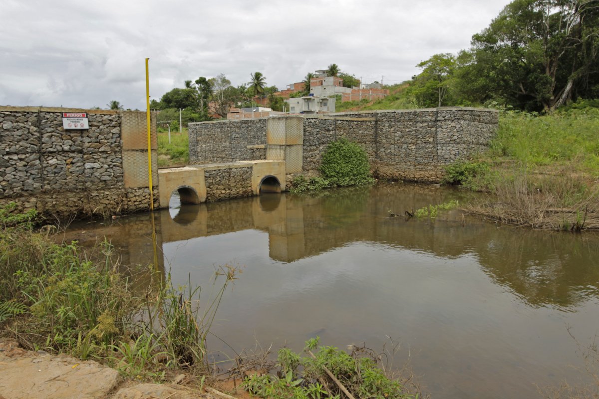 Topografia de Lauro de Freitas causa dificuldade no escoamento de água das chuvas, diz vereador
