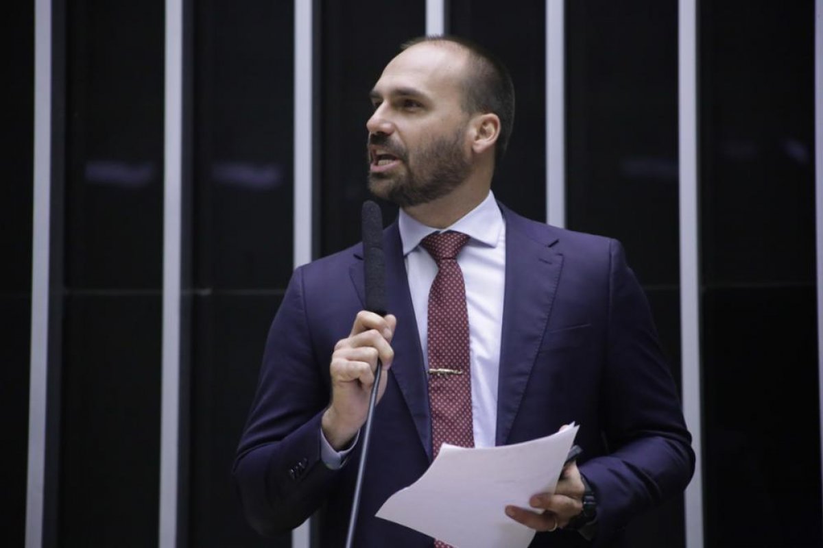 Deputados desistem da relatoria do caso envolvendo Eduardo Bolsonaro e Miriam Leitão