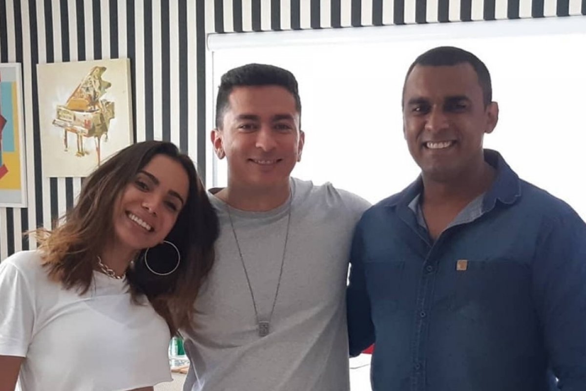 Anitta conhece irmão após teste de DNA