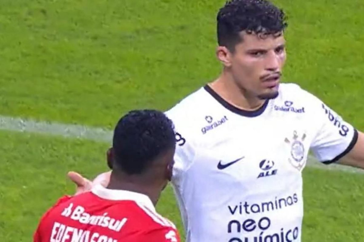 Rafael Ramos é preso em flagrante por injúria racial e liberado após Corinthians pagar fiança de R$ 10 mil