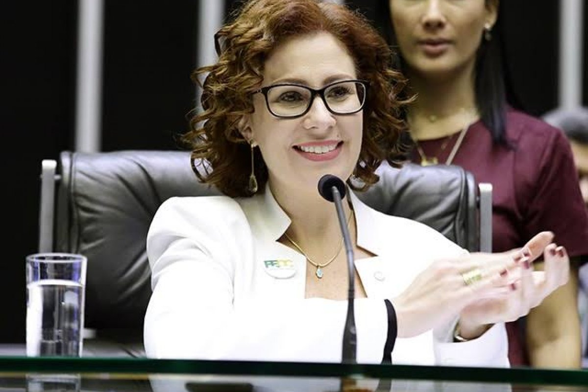 "A verdadeira arte não precisa de sacanagem", dispara Carla Zambelli em defesa ao cantor Zé Neto