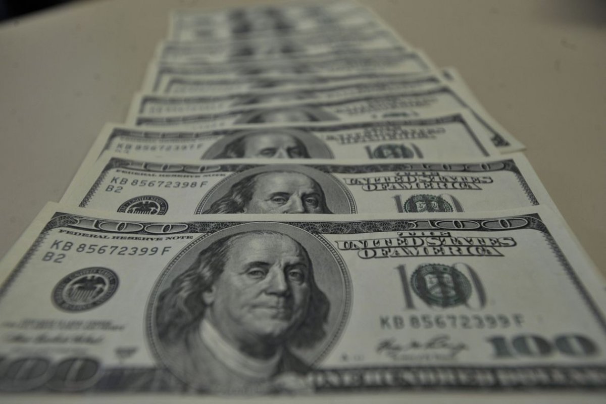 Dólar comercial fecha abaixo de R$ 4