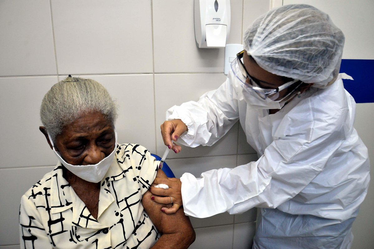 Covid-19: idosos a partir de 65 anos começam a receber a 4ª dose em Salvador nesta segunda (16)