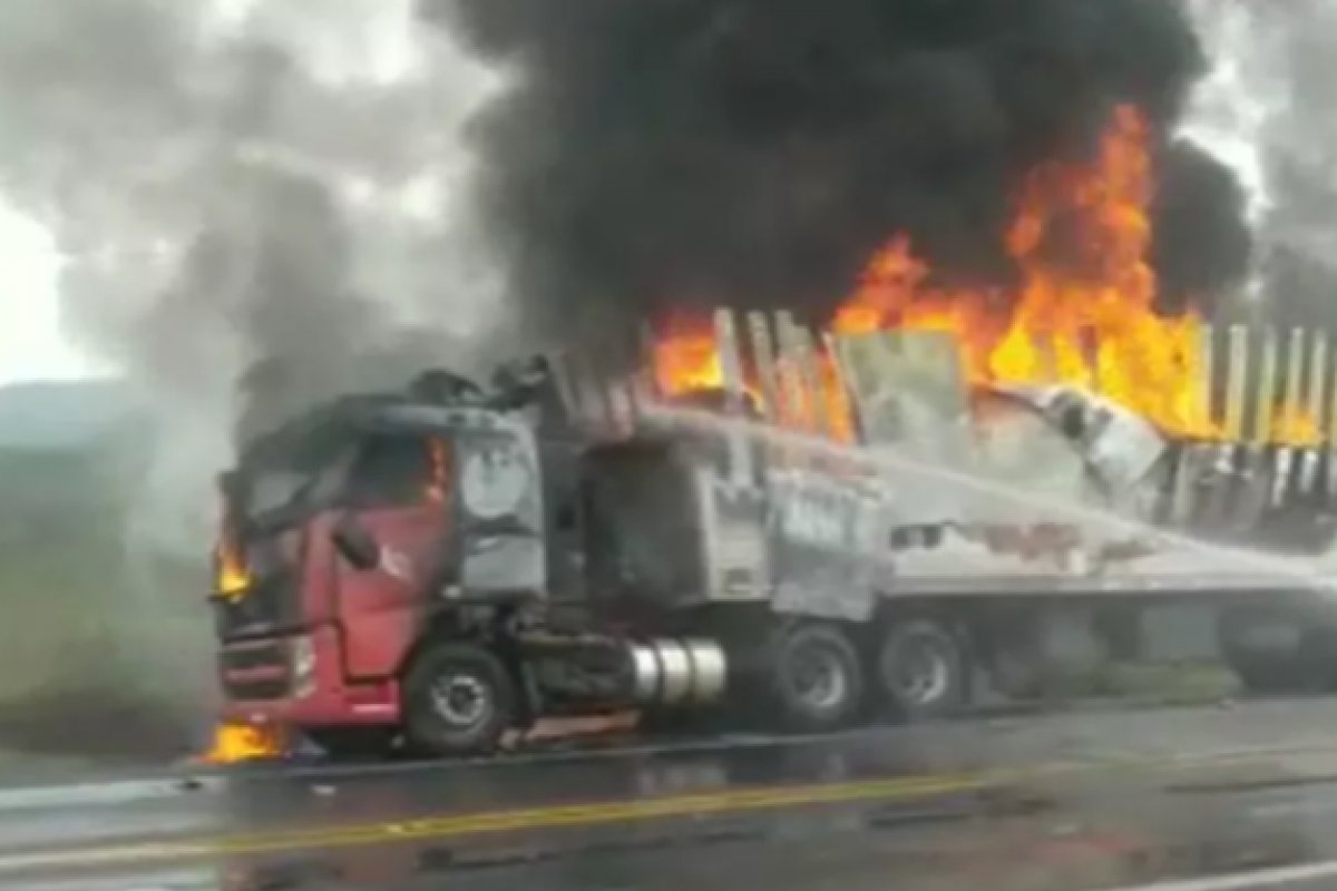 Caminhão fica destruído após pegar fogo na BR-116, em Jequié