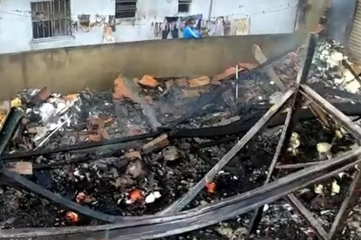 Galpão fica destruído após pegar fogo no bairro de Águas Claras, em Salvador