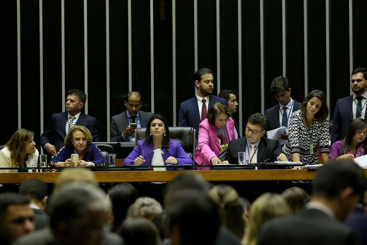 Número de mulheres pré-candidatas a governos estaduais recua para 14% em 2022