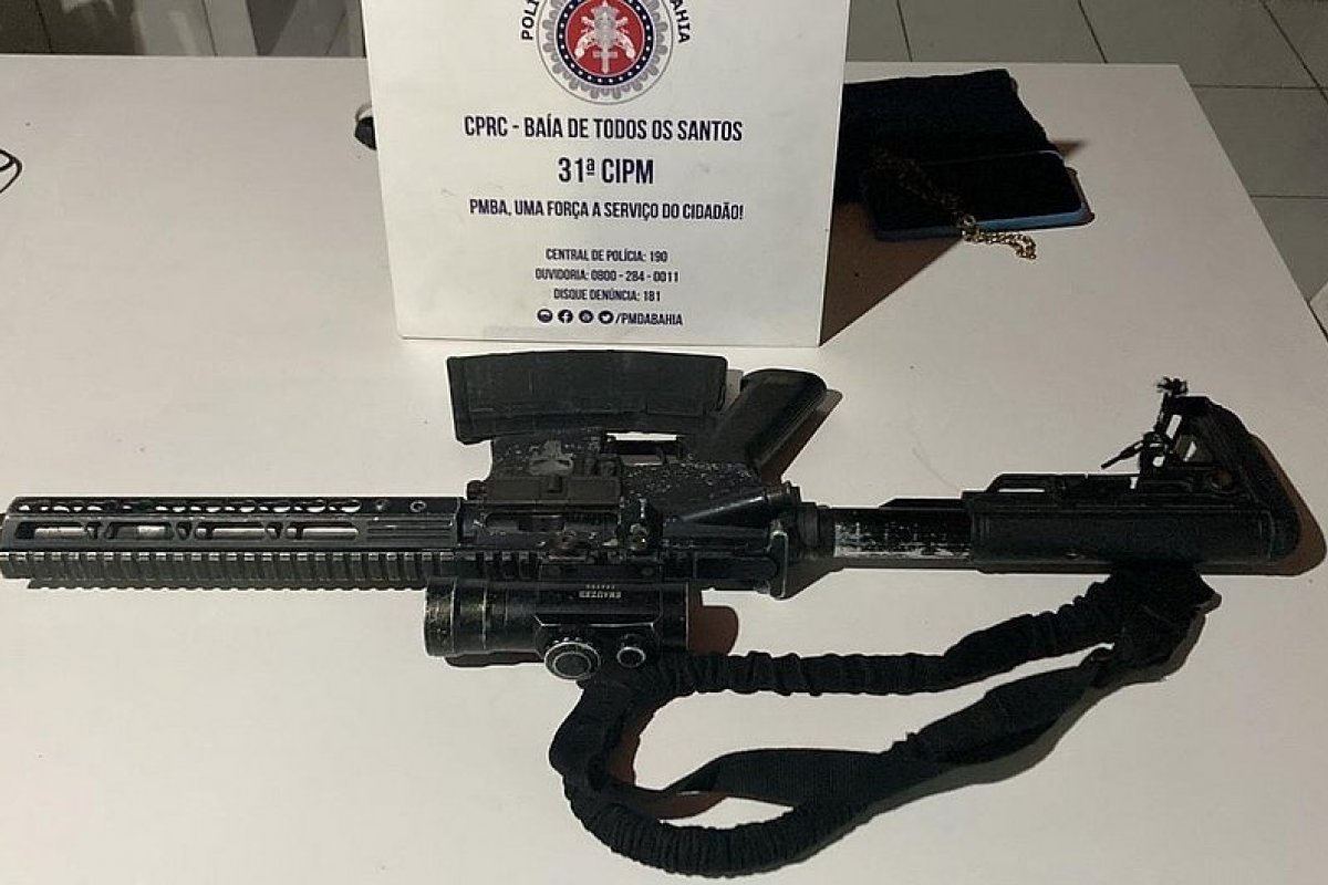Dois homens são presos após serem flagrados circulando com fuzil e drogas, em Salvador