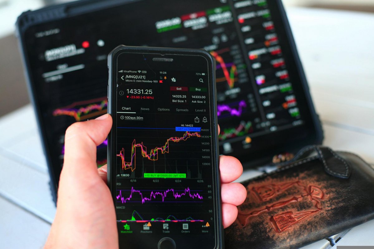 Ibovespa encerra em alta de 1,22%; dólar retorna aos R$5 reais 