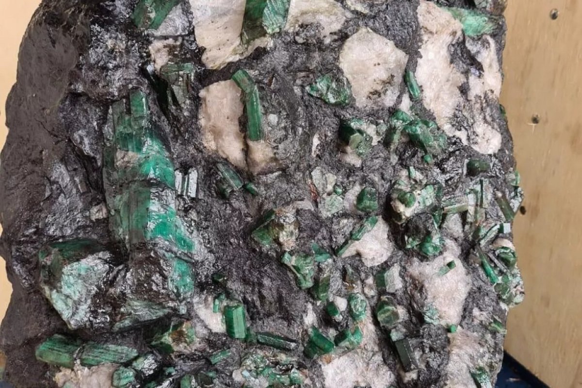 Esmeralda rara encontrada na Bahia é negociada em MG
