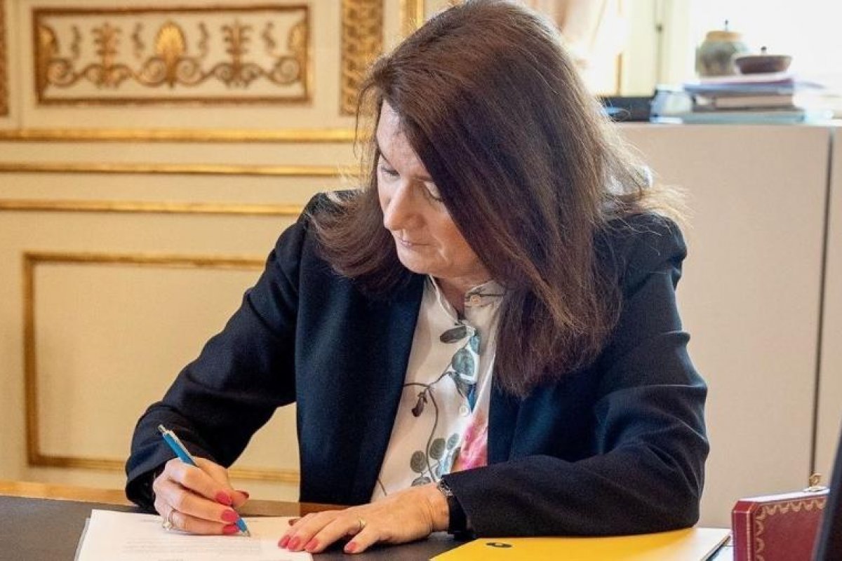 Ministra da Suécia assina pedido de adesão à Otan