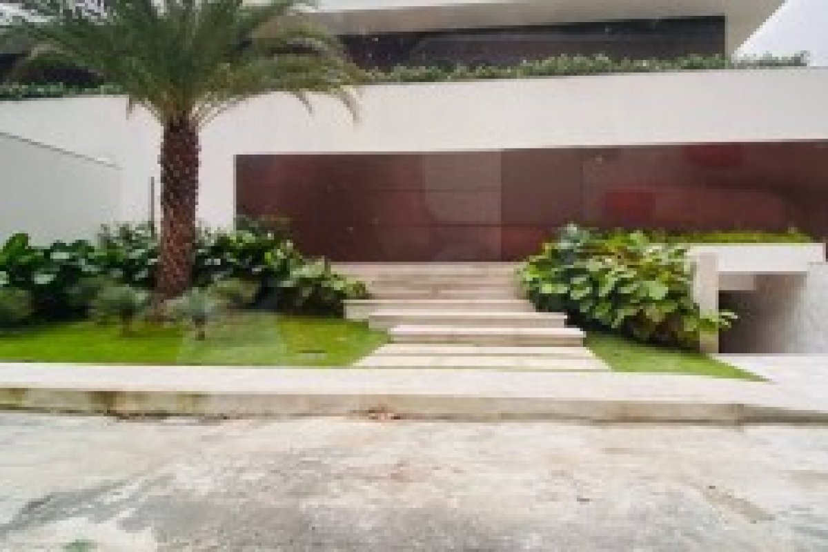 Com cinema e piscina com cascata, Edmundo coloca mansão à venda por R$ 16 milhões