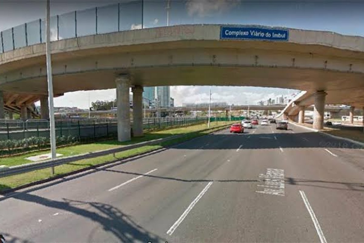 Motociclista colide com carro no Imbuí e fica ferido