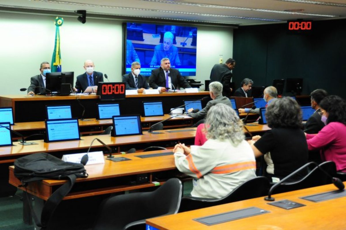 Deputados de oposição solicitam suspensão de análise sobre privatização da Petrobras ao TCU