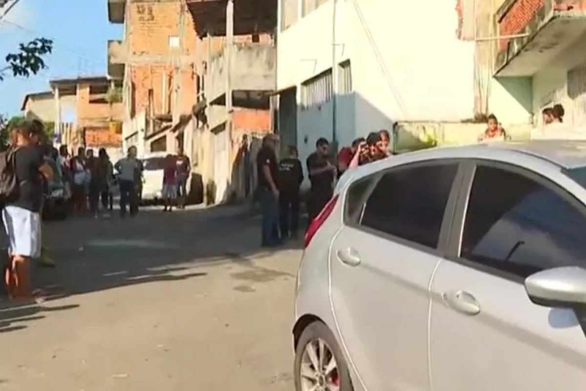 Dois jovens são mortos, após terem casa invadida por um grupo de homens armados, em Salvador