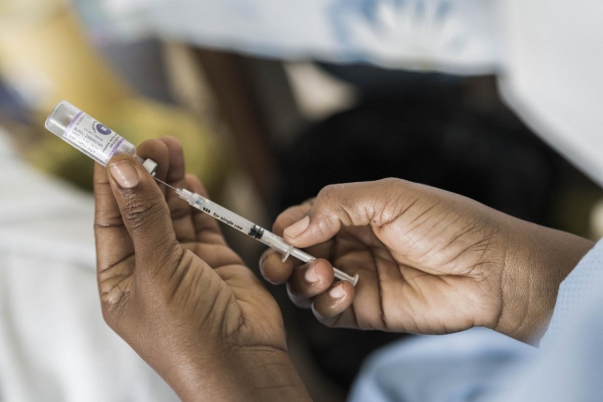 Vacina necessária e comunidade médica dedicada