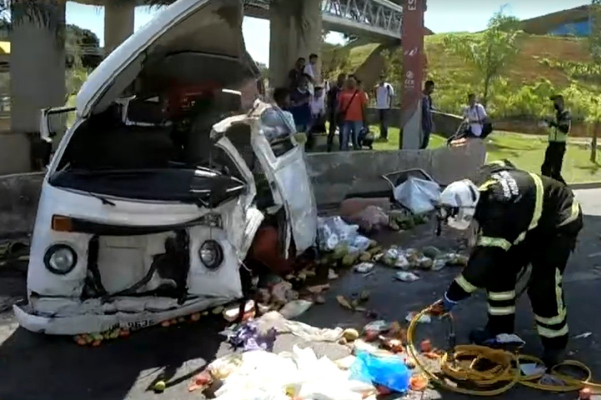 Motorista fica ferido após capotamento na Avenida Paralela, em Salvador