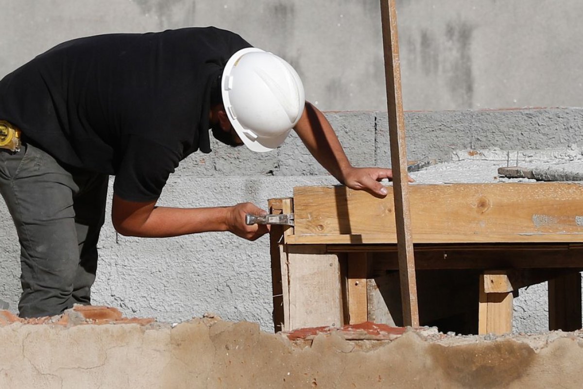 Emprego na construção civil do país fica estável em abril, aponta CNI