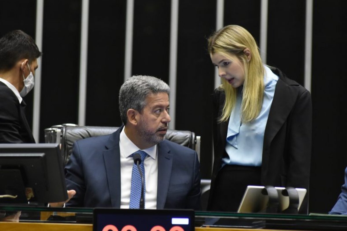 Câmara aprova urgência para projeto que regulamenta educação domiciliar