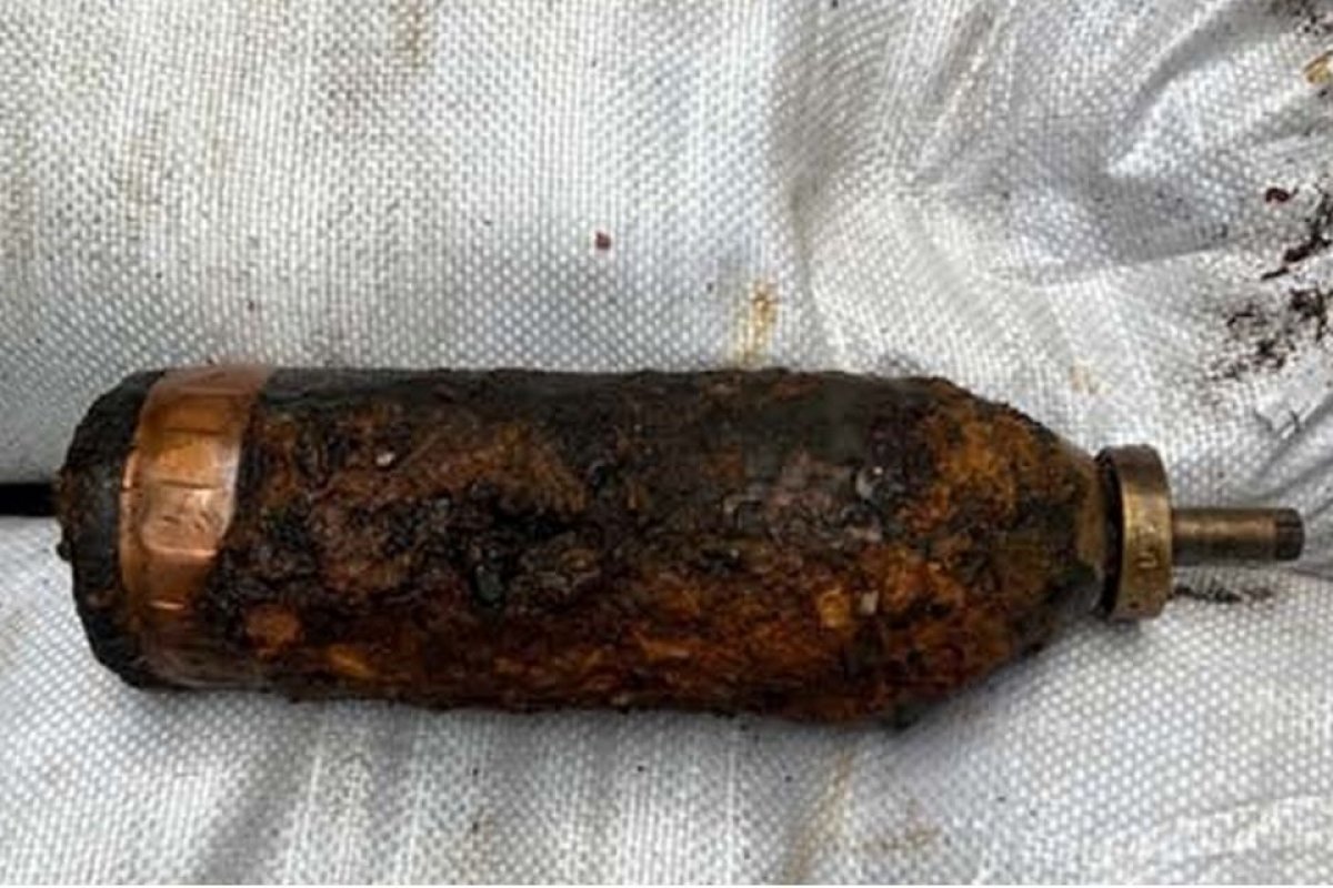 Casal britânico encontra 'botijão de gás' em rio e depois descobrem que era bomba da Primeira Guerra