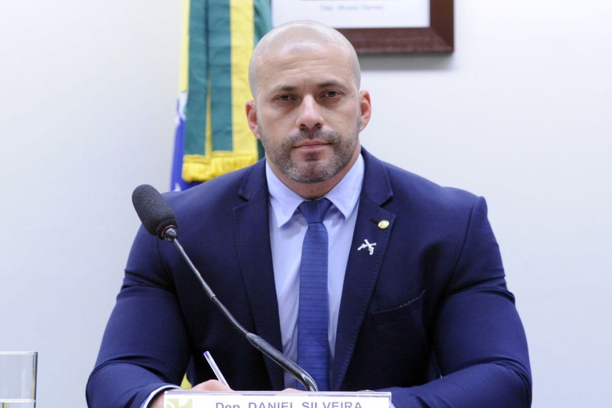 Advogada pede a Alexandre de Moraes que livre Daniel Silveira de multa e tornozeleira