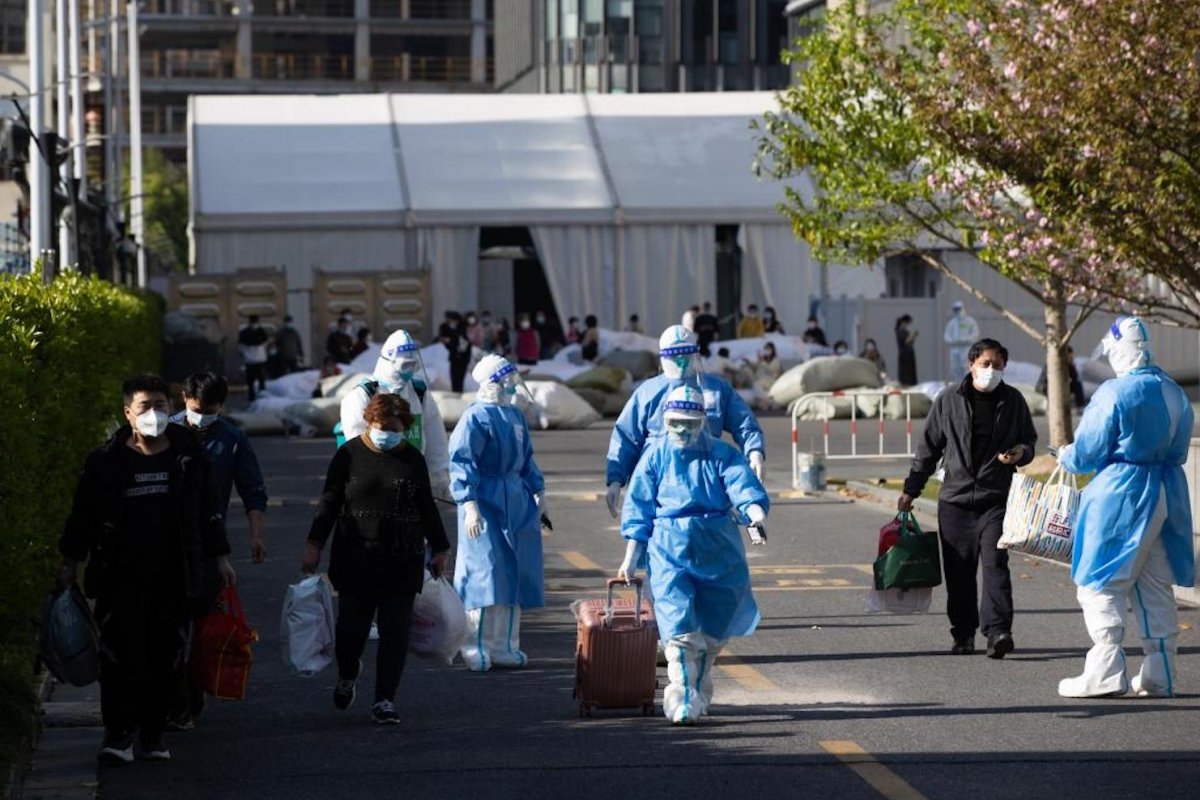 Com alívio das restrições contra covid-19, moradores de Xangai voltam a fazer compras