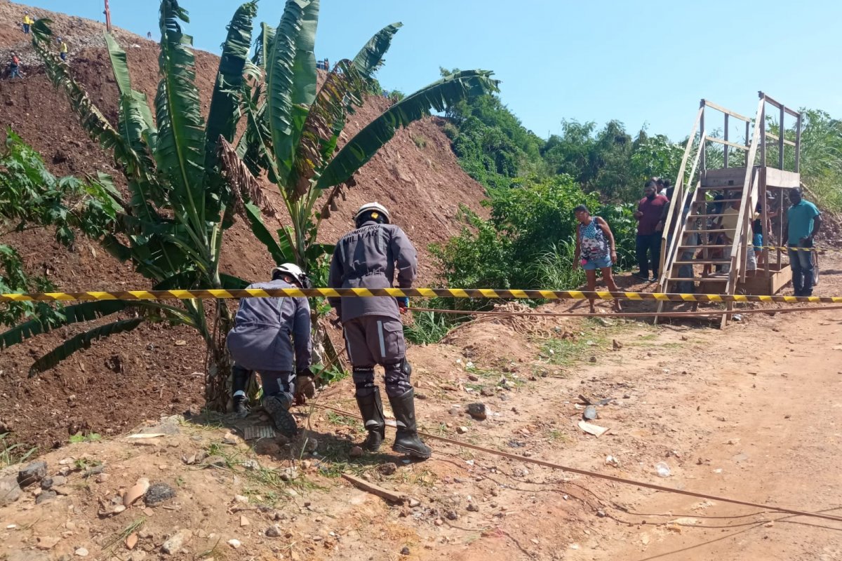 Salvador: catador de materiais recicláveis é soterrado após parte de aterro desmoronar de obra do metrô