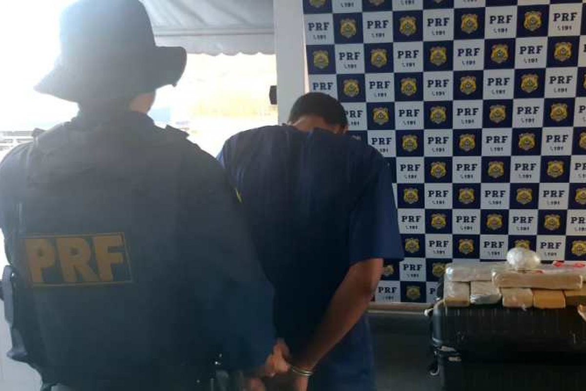 Passageiro de ônibus é preso pela PRF transportando maconha para o Ceará