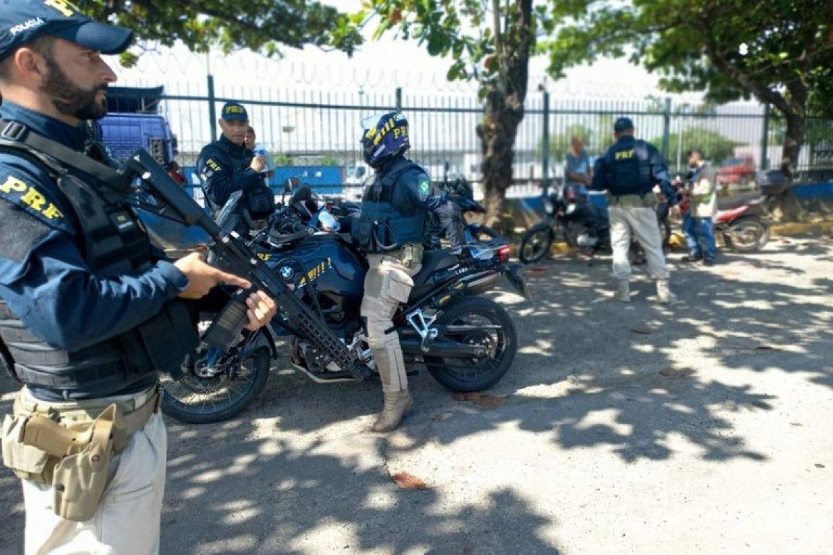 PRF fiscaliza motocicletas na região metropolitana de Salvador
