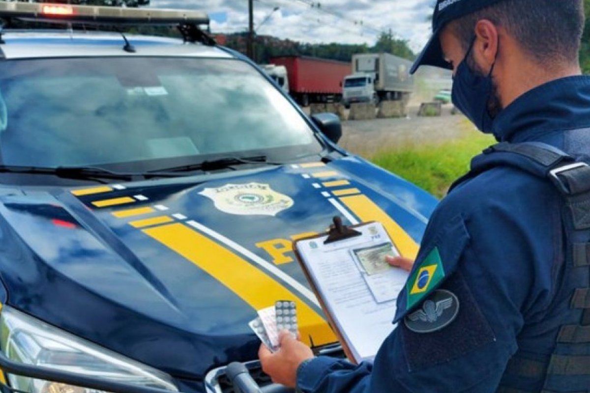 PRF flagra motorista dirigindo por horas sem descanso na BR-101