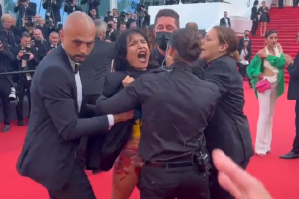 Festival de Cannes: com pinturas corporais, manifestante faz protesto pró-Ucrânia