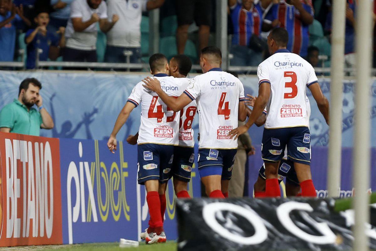 Vídeo: Davó faz dois, Bahia bate Ponte Preta na Fonte e vira líder provisório da Série B; confira os gols do triunfo