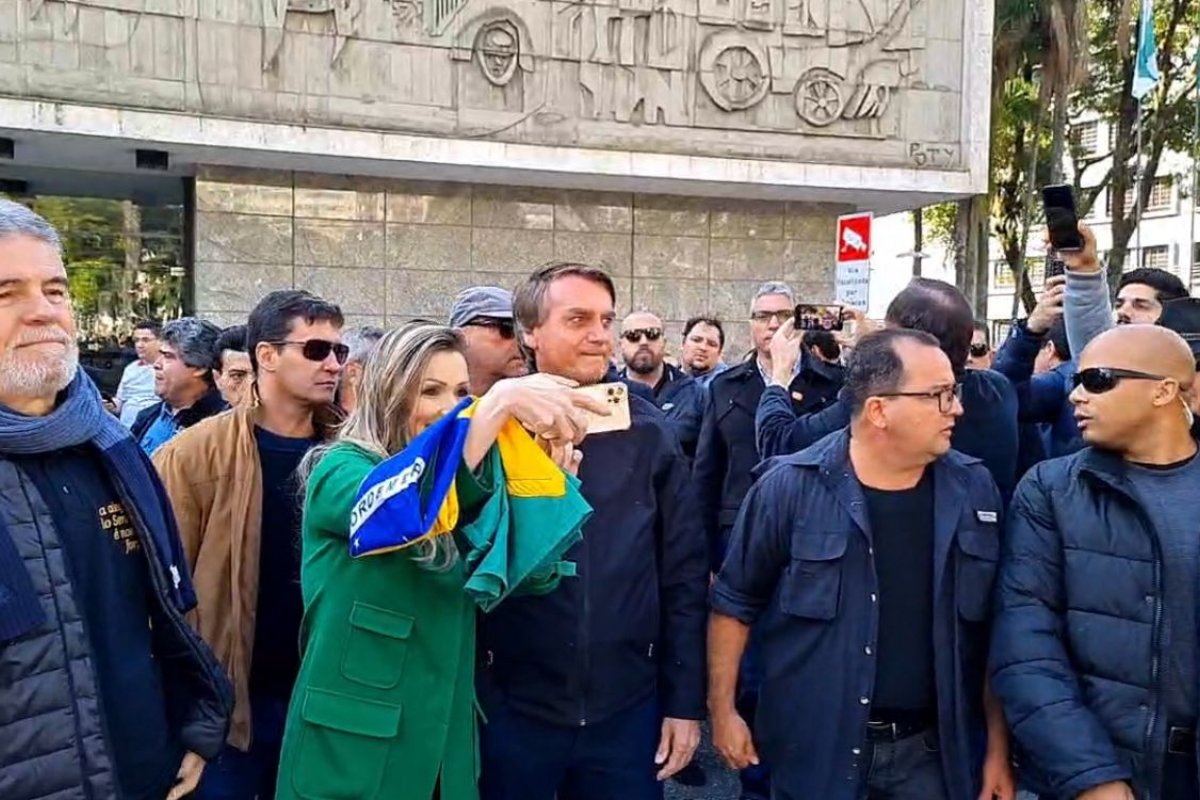 Vídeo: aclamado pelo público, Bolsonaro participa da Marcha para Jesus em Curitiba