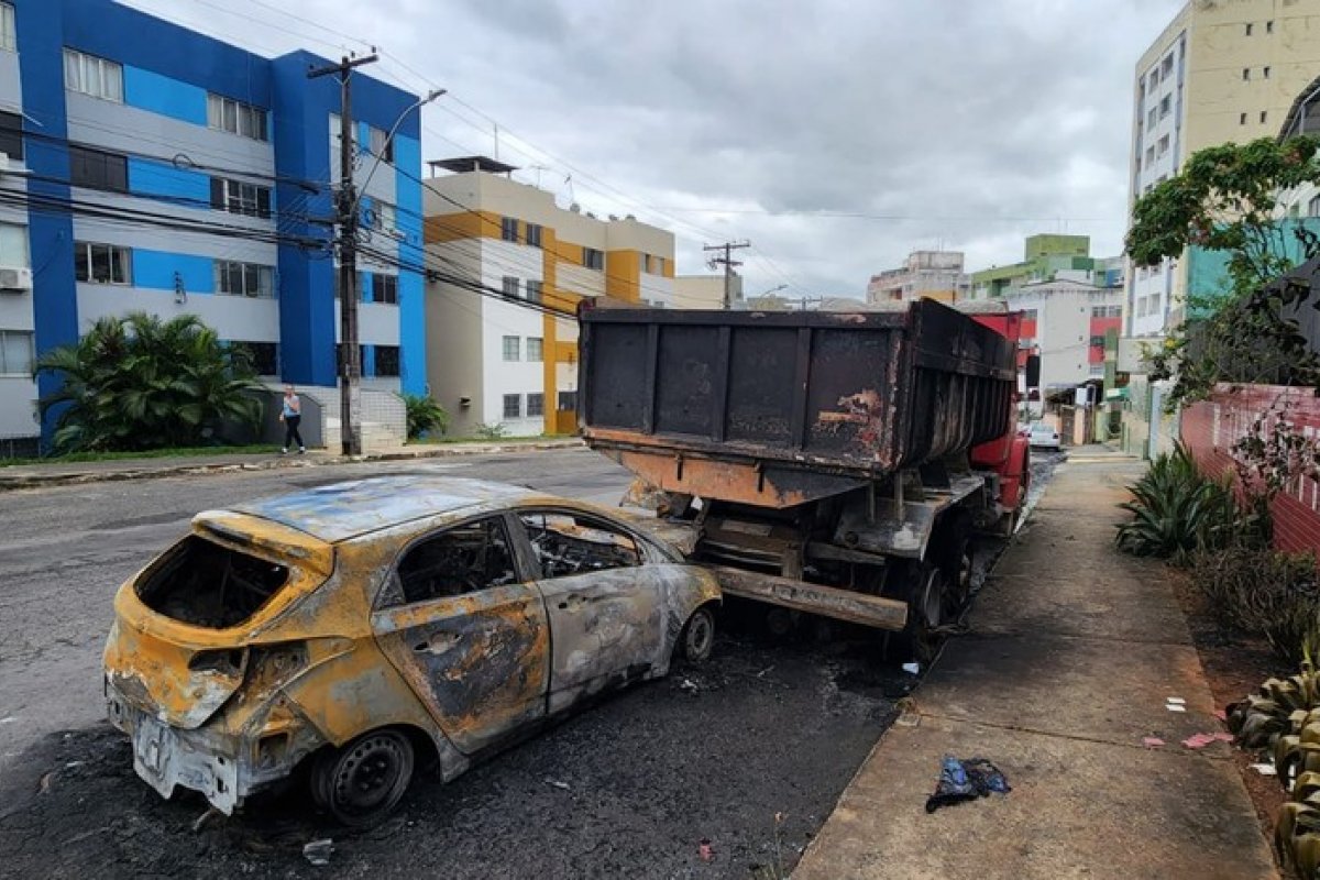 Salvador: carro pega fogo após batida na Vila Laura
