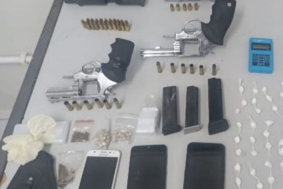 Alagoinhas: polícia apreende quatro armas de fogo e drogas com suspeitos de roubo