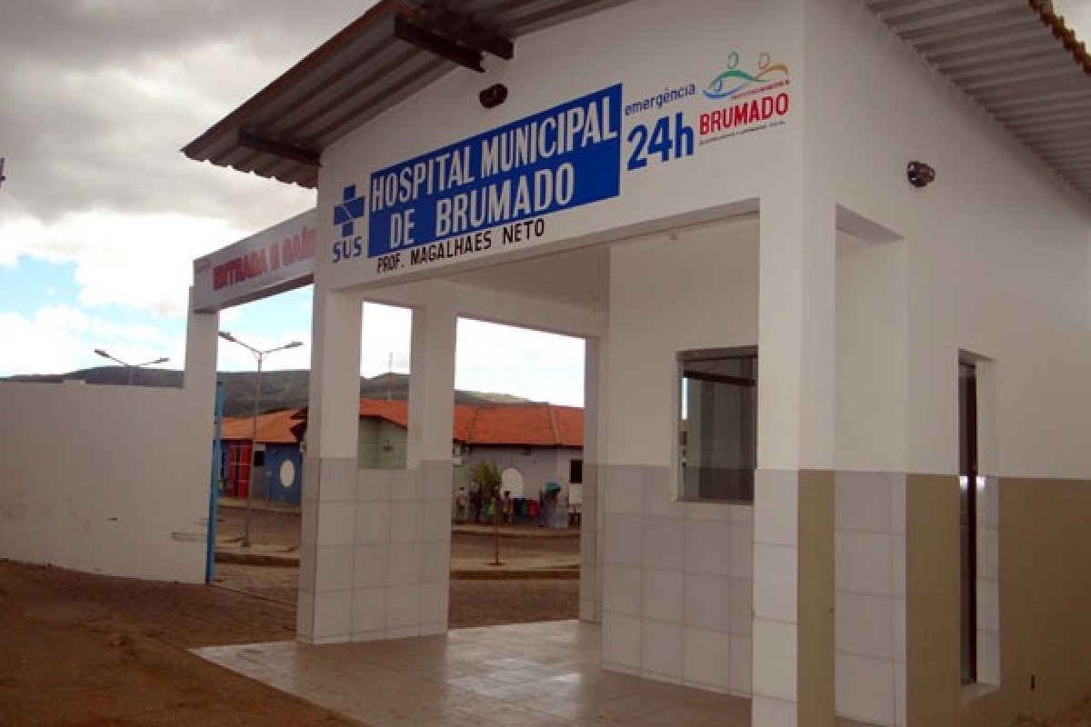 Policiais ajudam grávida em parto no estacionamento de hospital em Brumado